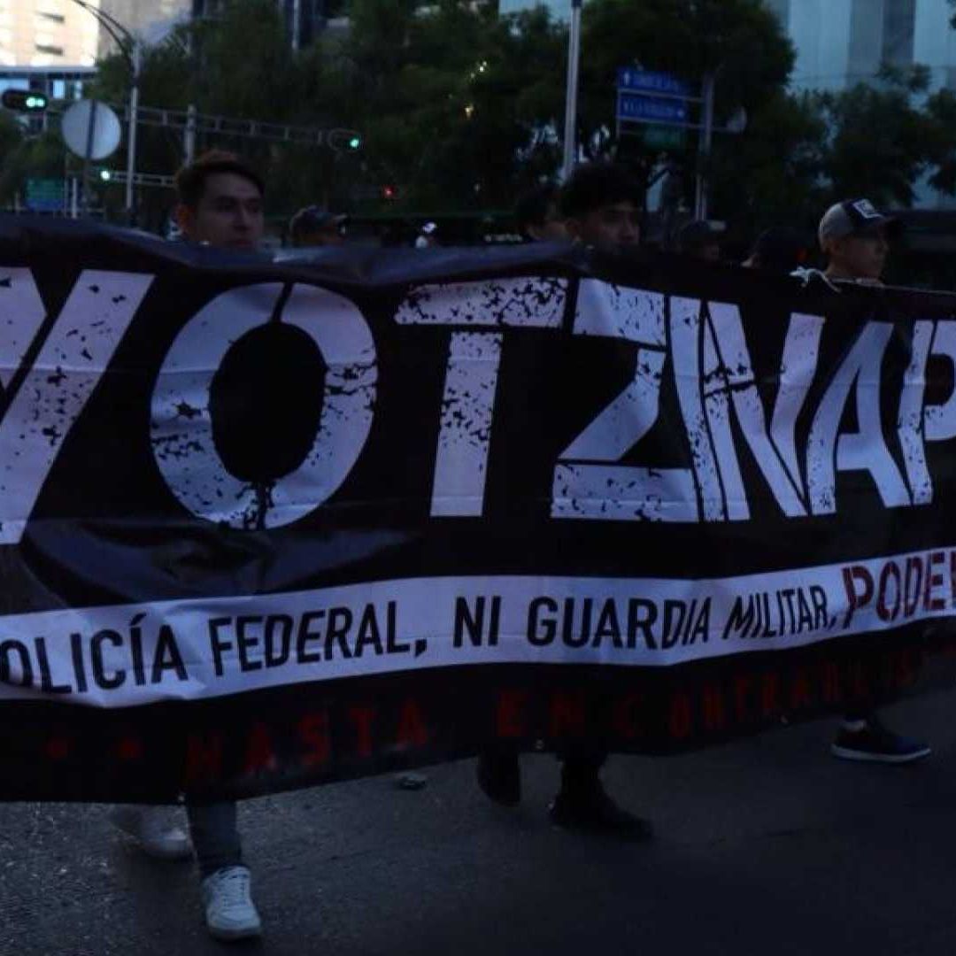 Marcha en CDMX por los 9 años de la desaparición de los 43 normalistas de Ayotzinapa.