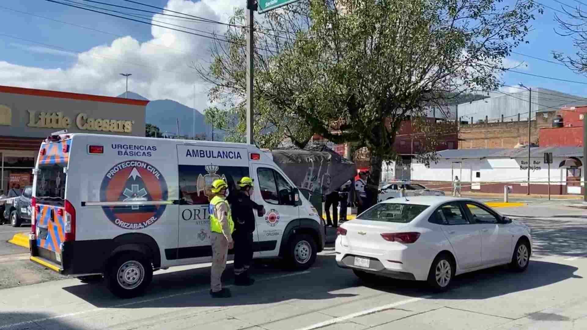 Autobús atropella a motociclistas en Orizaba por pasarse semáforo, uno persona murió