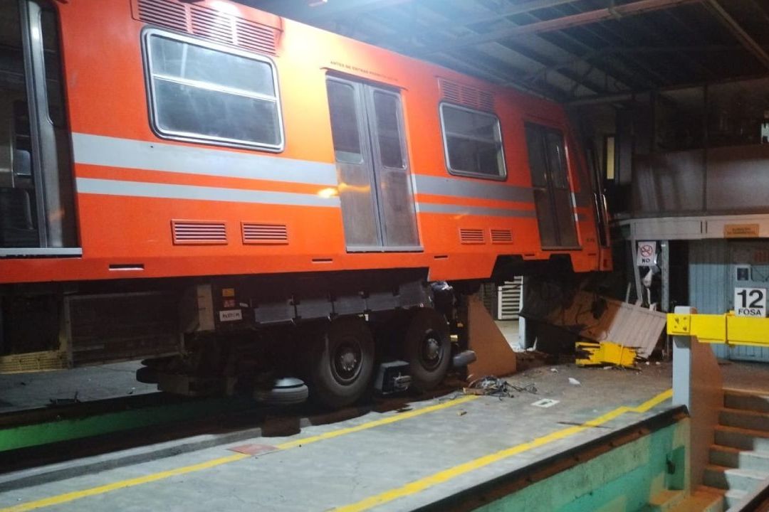 Convoy del Metro CDMX Choca en Taller de Estación Rosario, Hay Una Lesionada