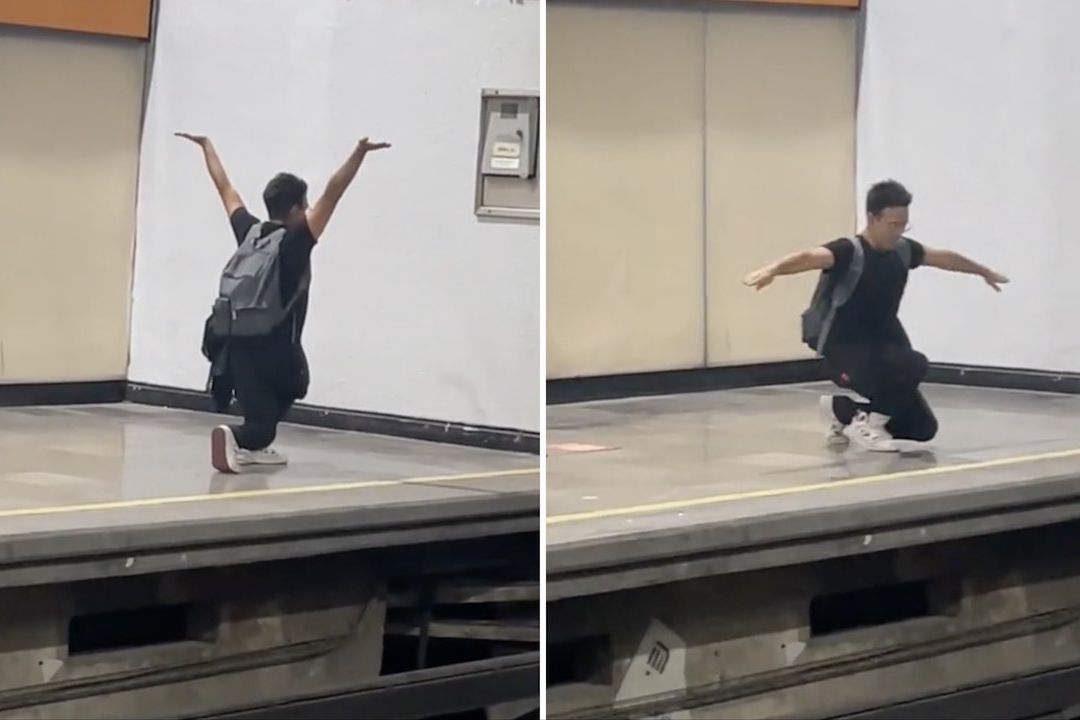 Joven hace vogue en el Metro de la Ciudad de México