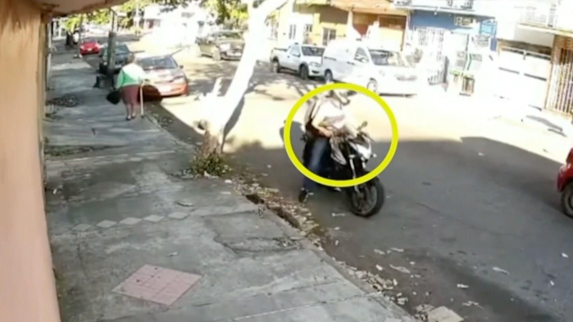 Cámara de Seguridad Capta Intento de Robo a Mujer de la Tercera Edad