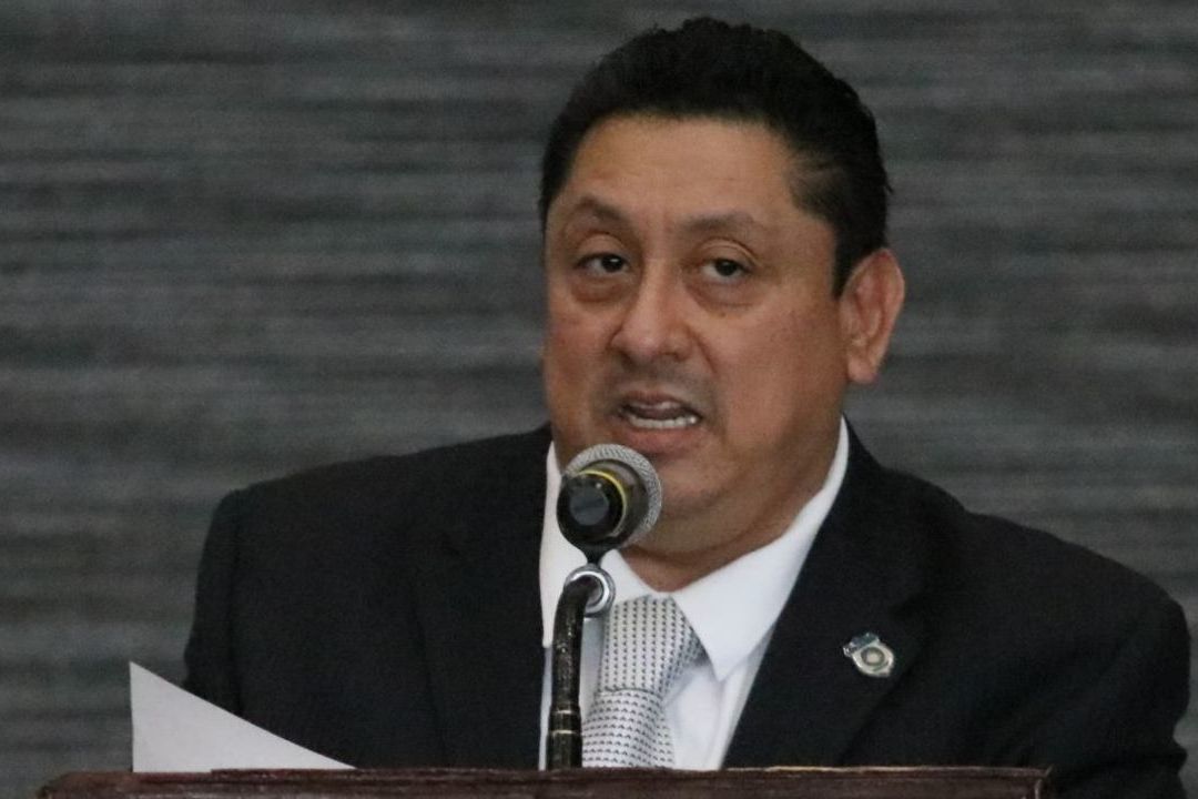 Ante diputados locales, Uriel Carmona señaló que no dejará el cargo
