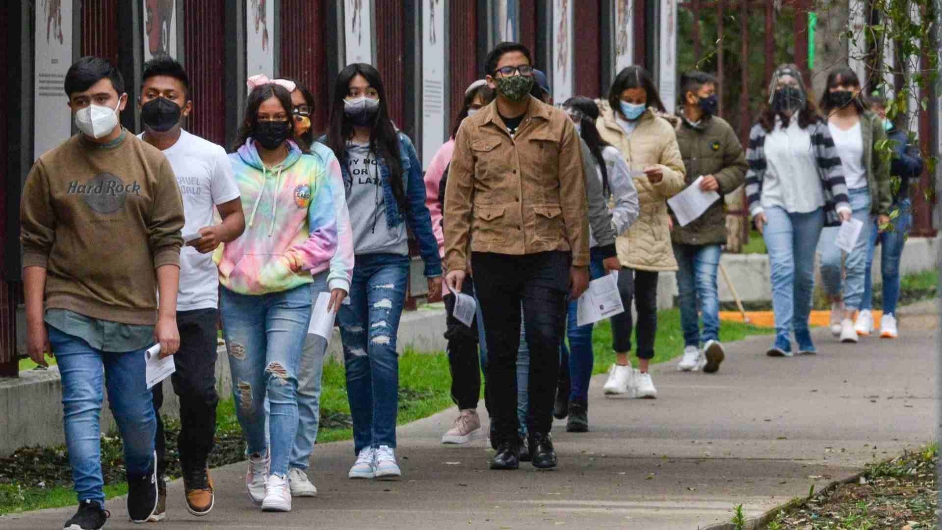 Jóvenes acuden a realizar el exámen de Compipems