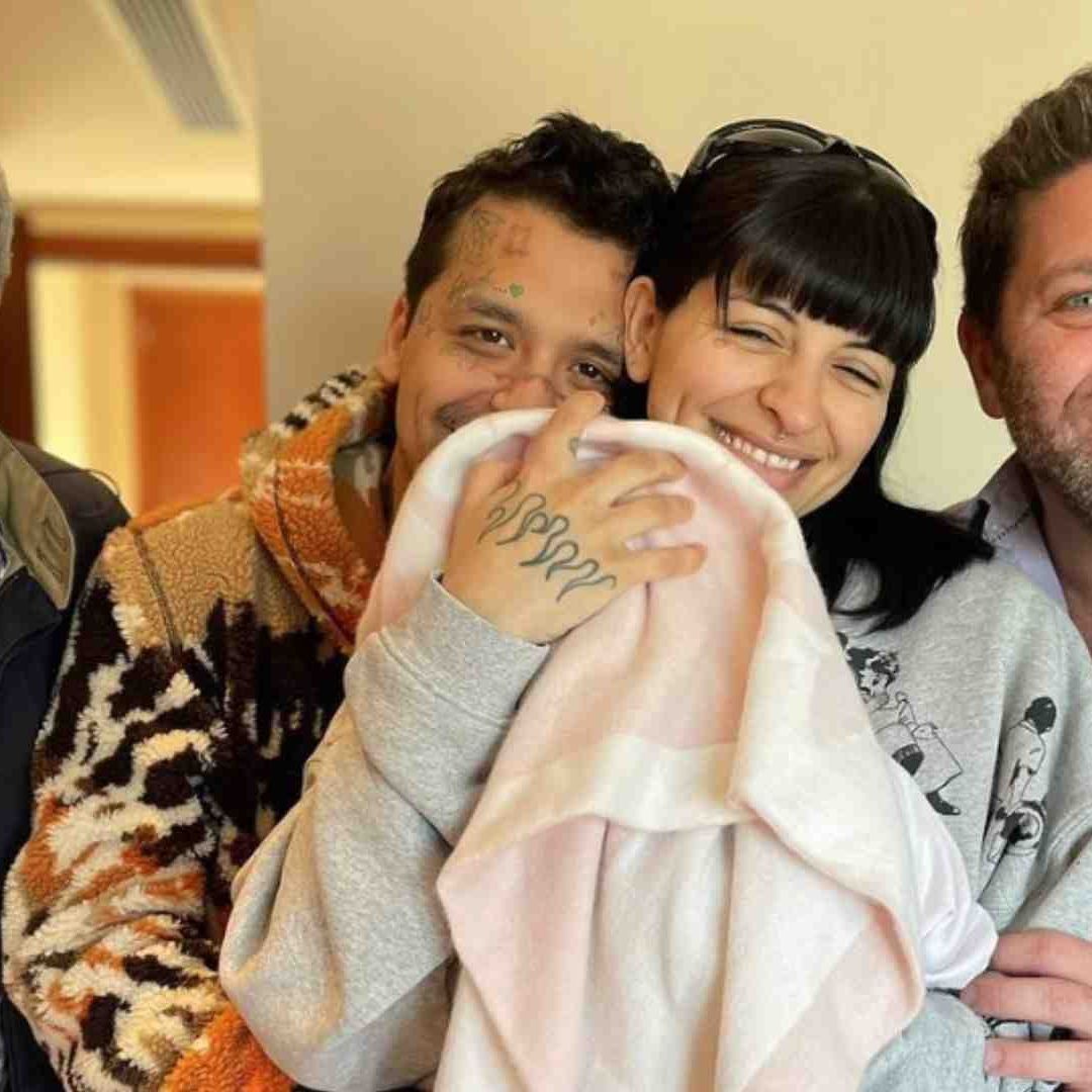 La cuenta de Instagram de una clínica compartió imágenes de Cazzu, Christian Nodal y su hija junto a los médicos.