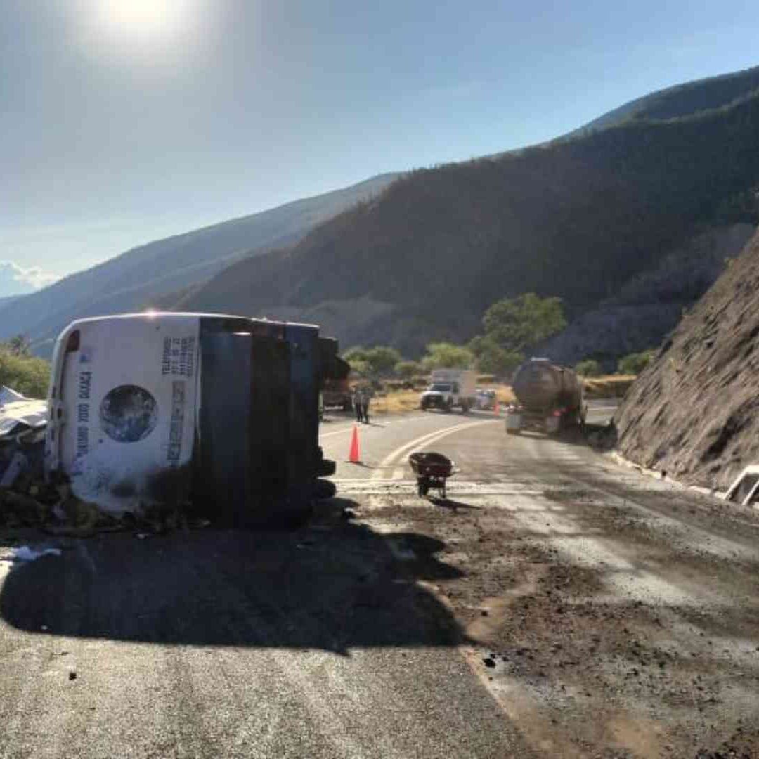 Accidente de autobús en el que viajaban migrantes en Oaxaca