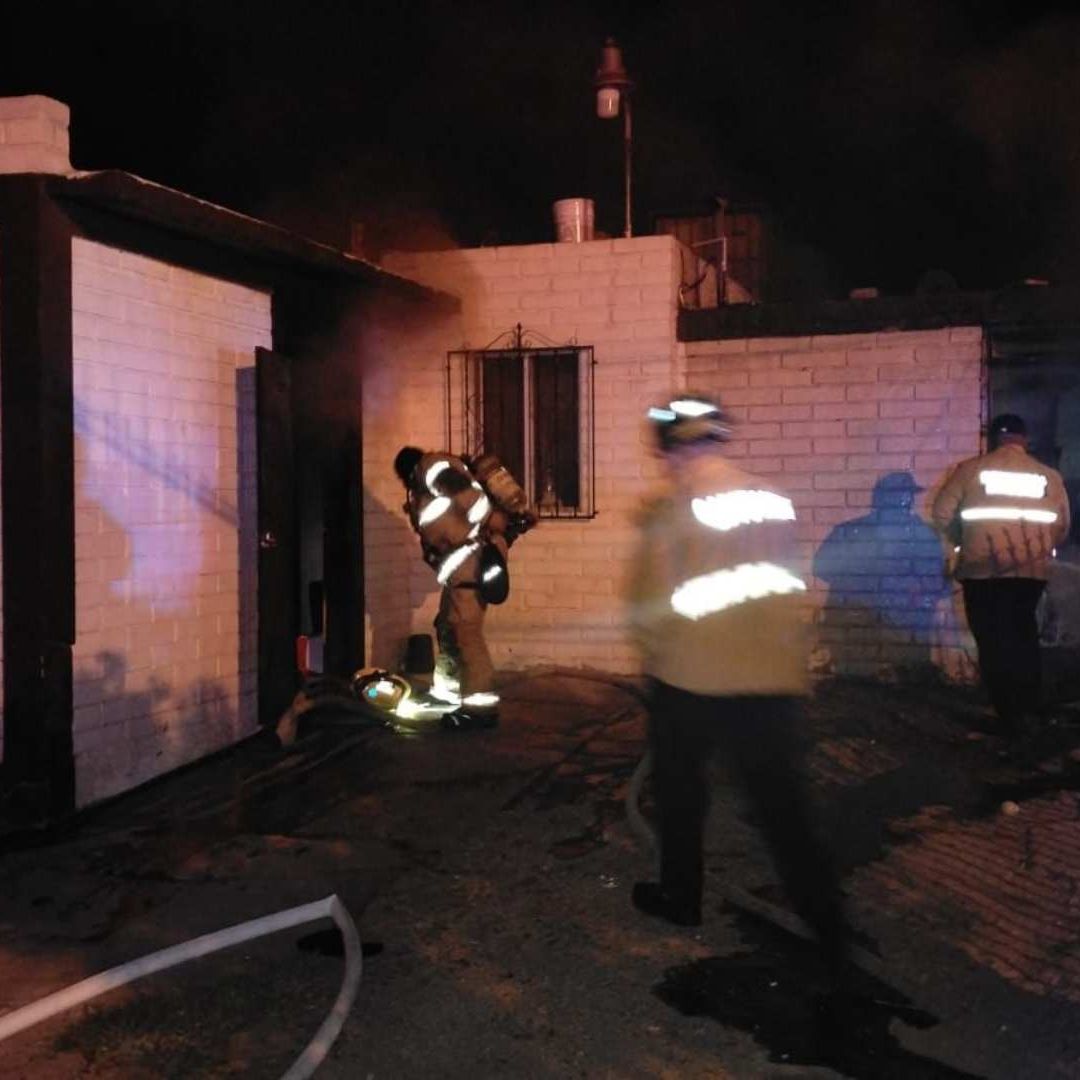 Joven queda a atrapada en incendio de vivienda; Es rescatada por policía