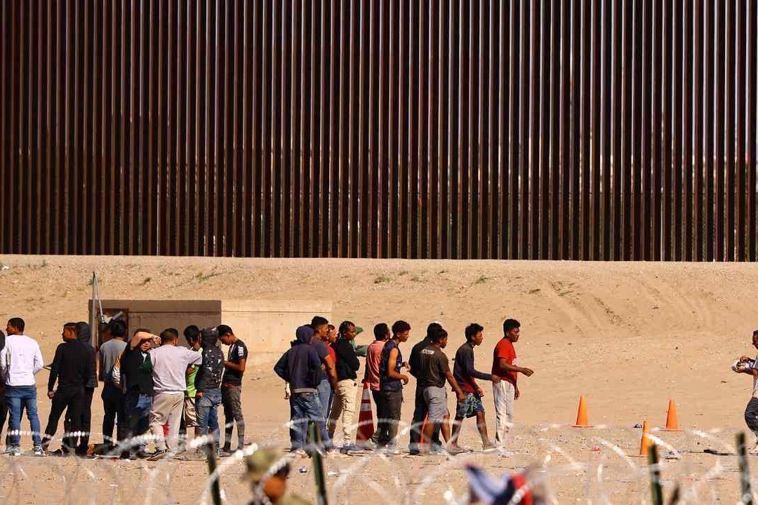 Levantan muro fronterizo y los migrantes siguen llegando; activista iraní gana el Premio Nobel de la Paz; y recomendaciones para este fin de semana