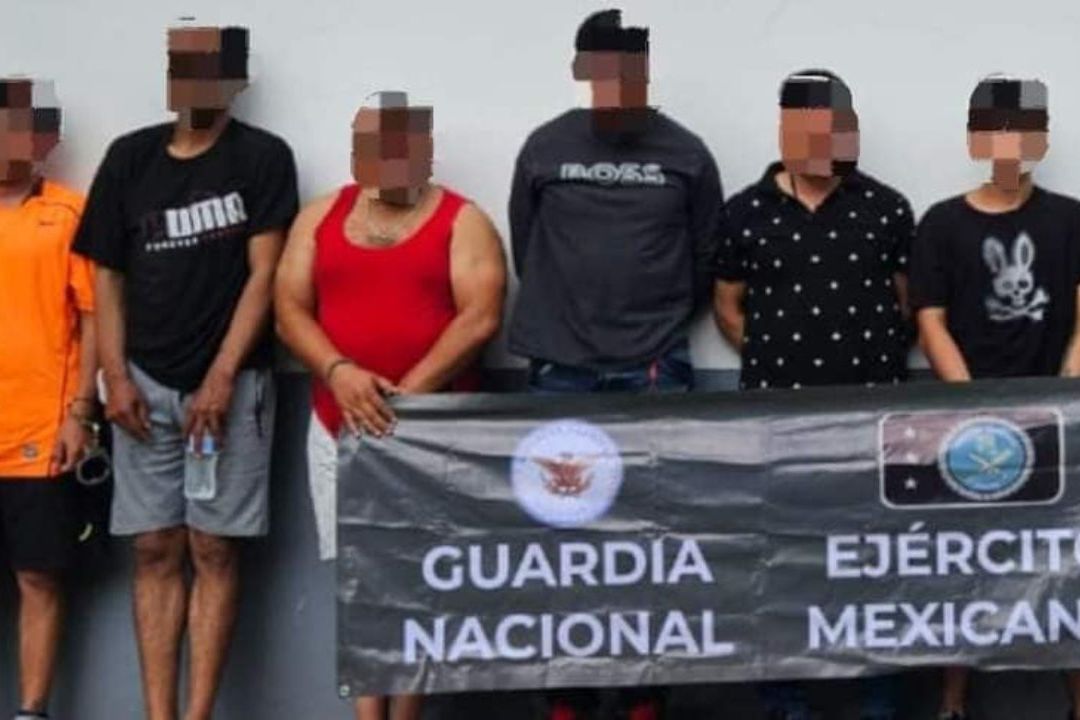 Tanto los detenidos como los objetos confiscados fueron puestos a disposición de las autoridades
