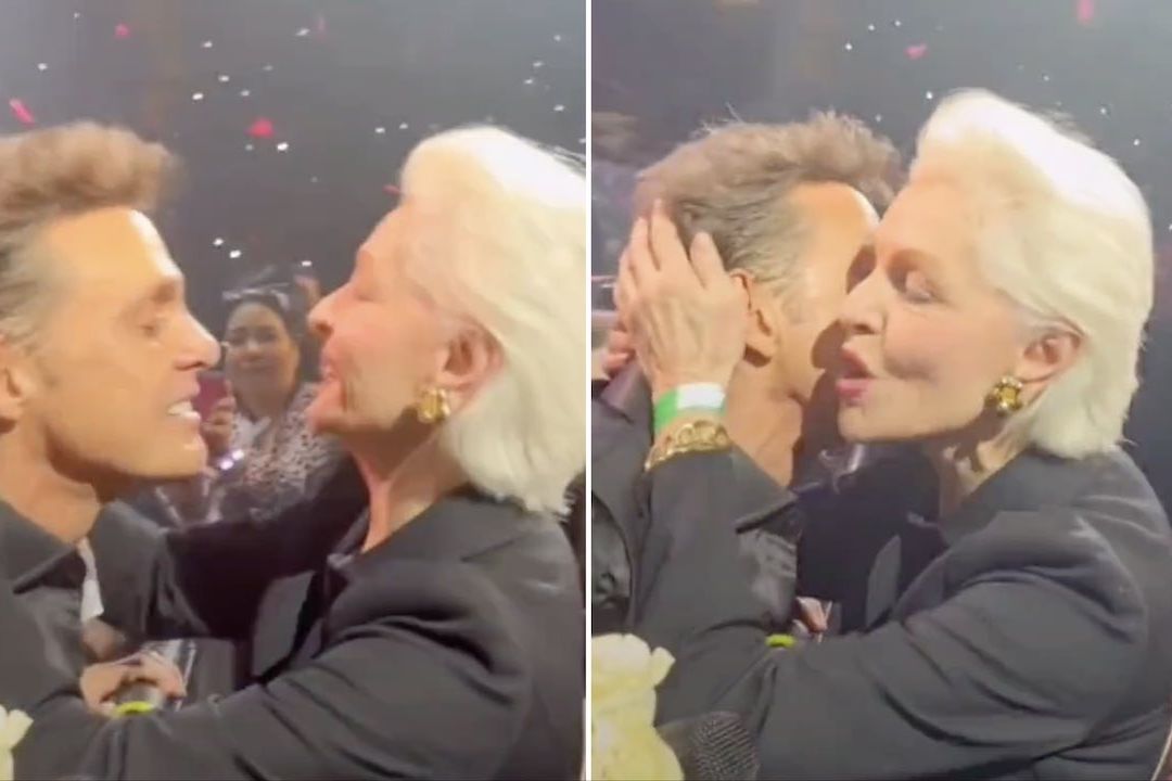 Luis Miguel saluda a Carolina Herrera durante concierto
