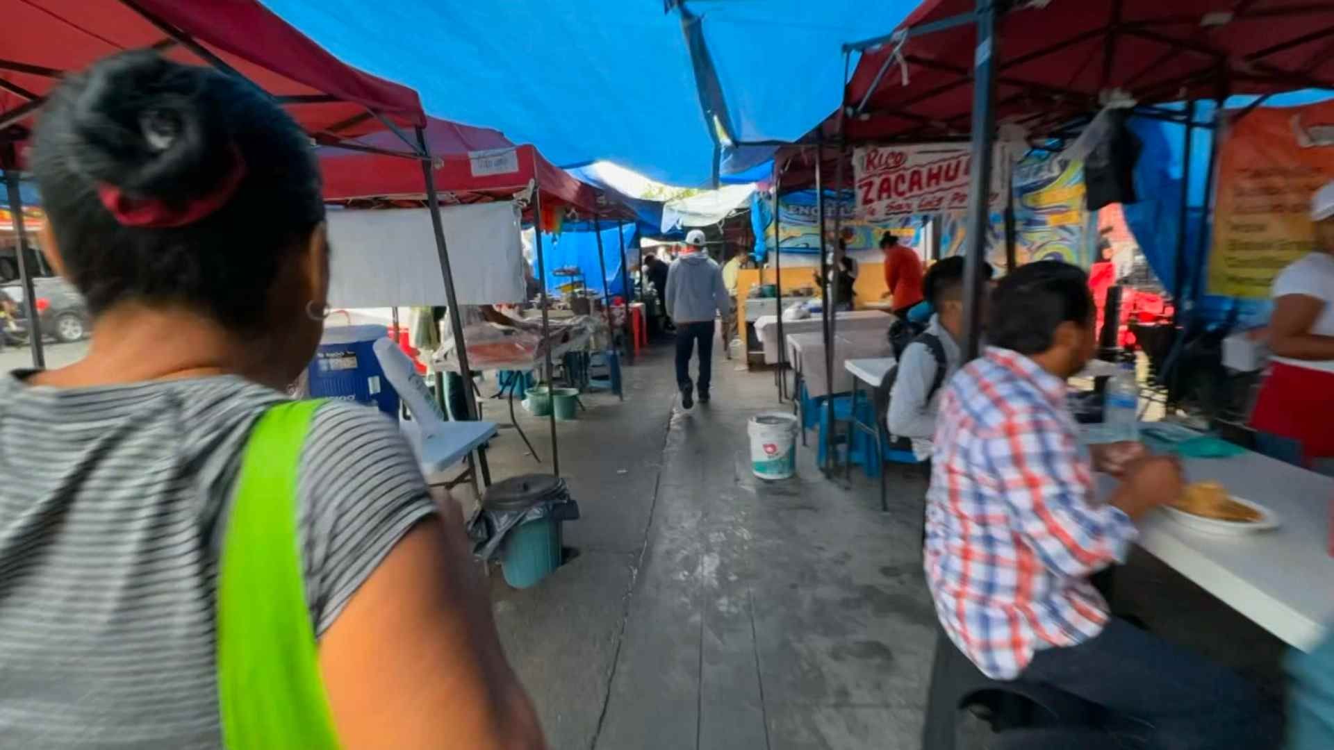 pasillos de la alameda en monterrey están llenos de vendedores ambulantes
