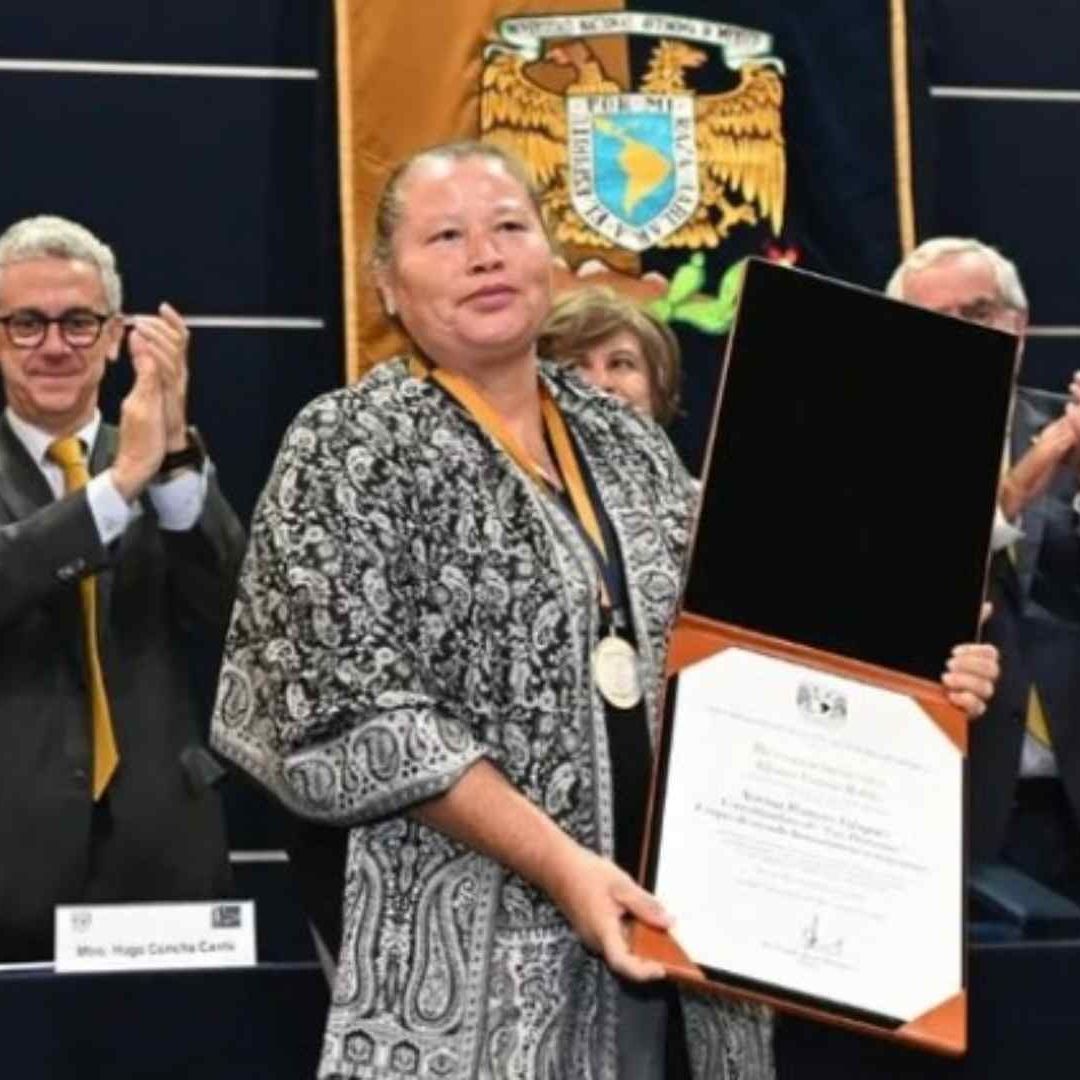 Integrante de Las Patronas recibiendo premio de la UNAM