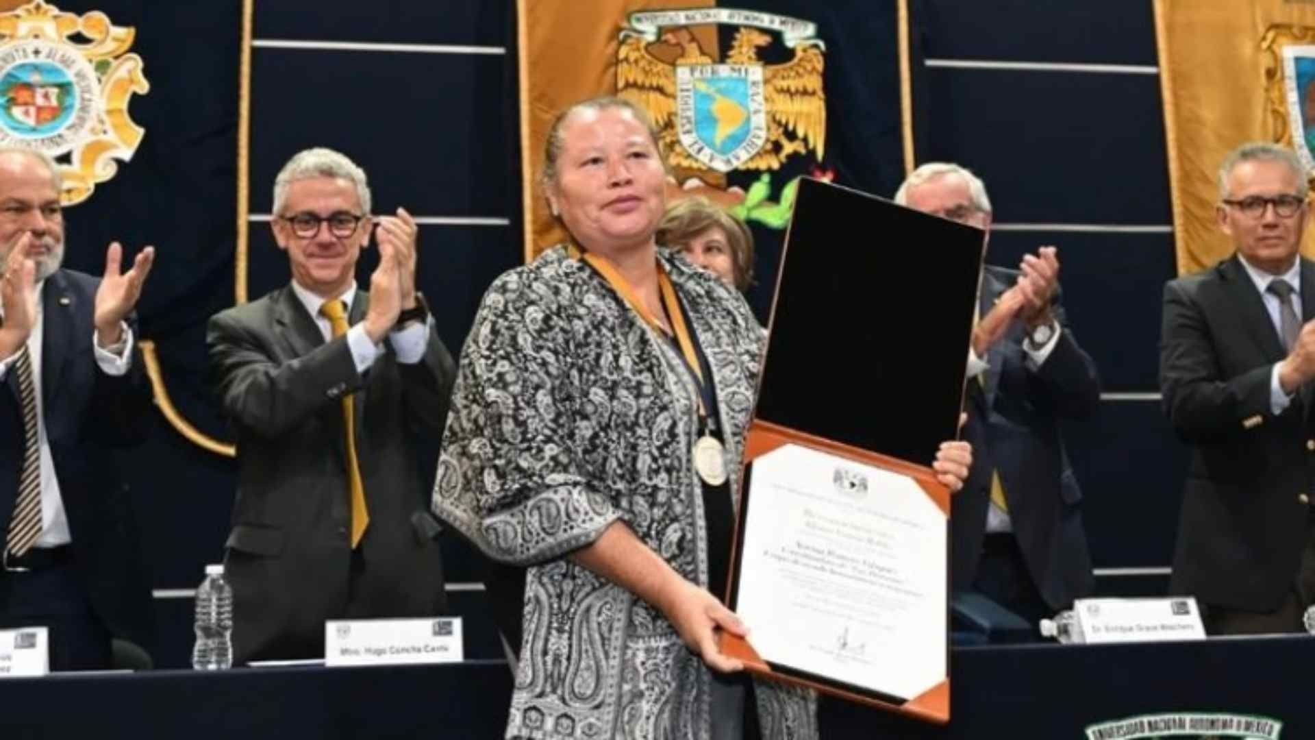 Integrante de Las Patronas recibiendo premio de la UNAM