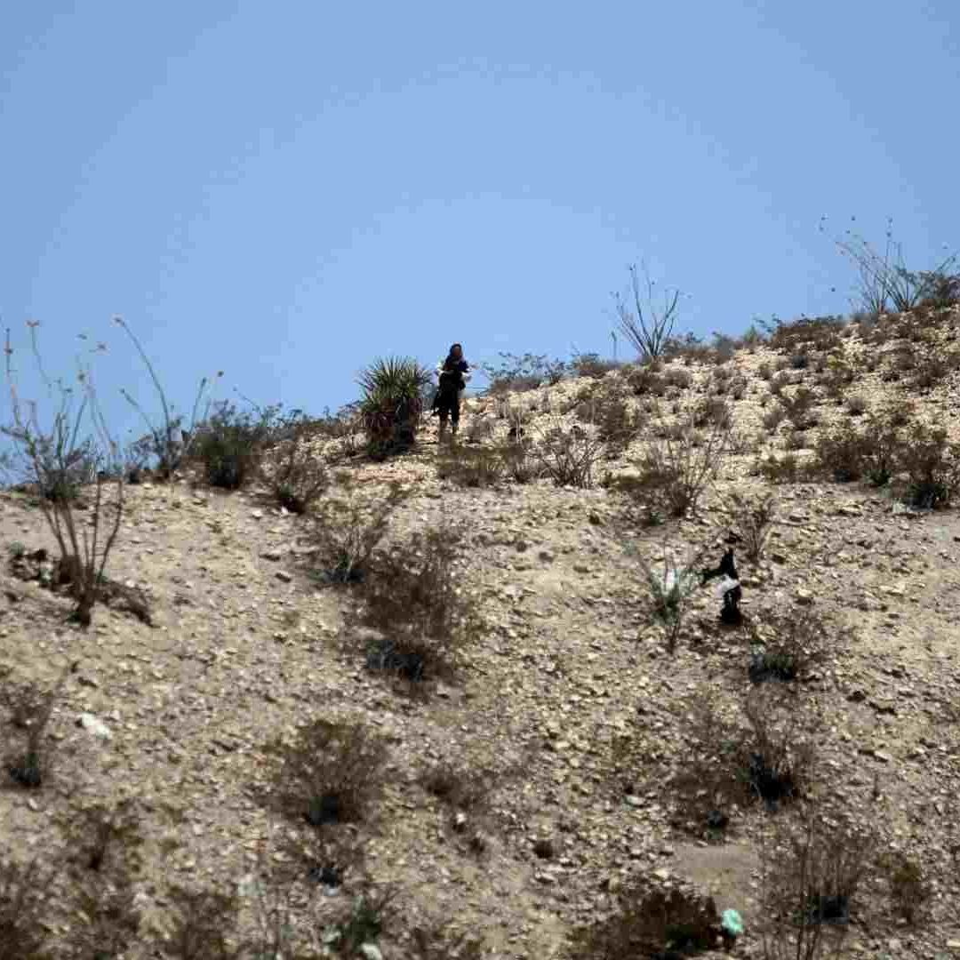 Castrenses vigilan entre los cerros del desierto de Chihuahua. Foto: Cuartoscuro | Archivo