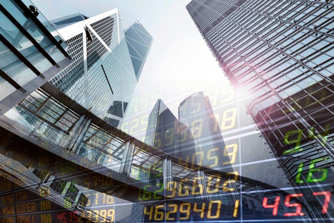 Rascacielos modernos con reflejos de números bursátiles y datos financieros superpuestos