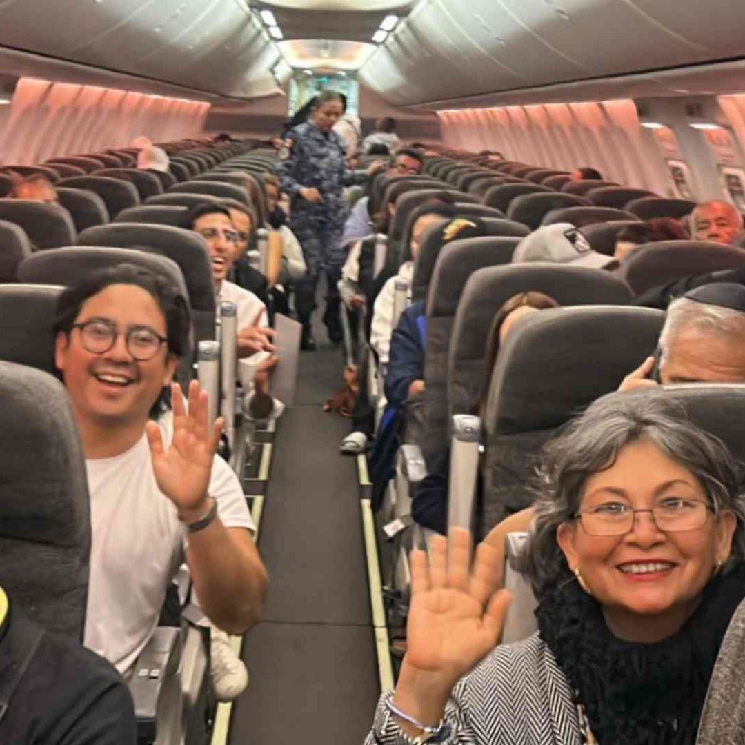 Primer vuelo humanitario que trae de regreso a casa a 135 connacionales despegó de Israel