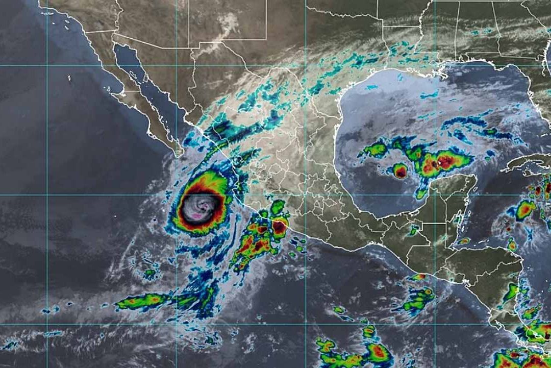 Lidia se fortalece a huracán categoría 2 en el Pacífico mexicano