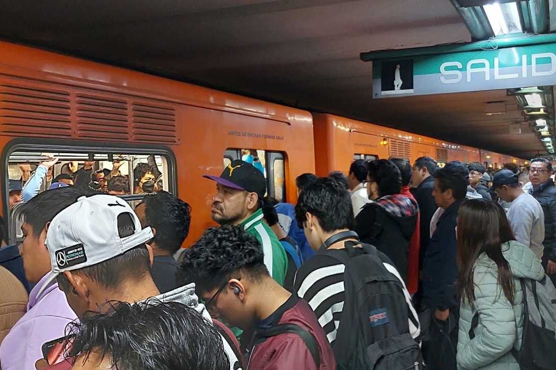 La Línea B del Metro CDMX tuvo una gran afluencia de personas en los trenes y andenes