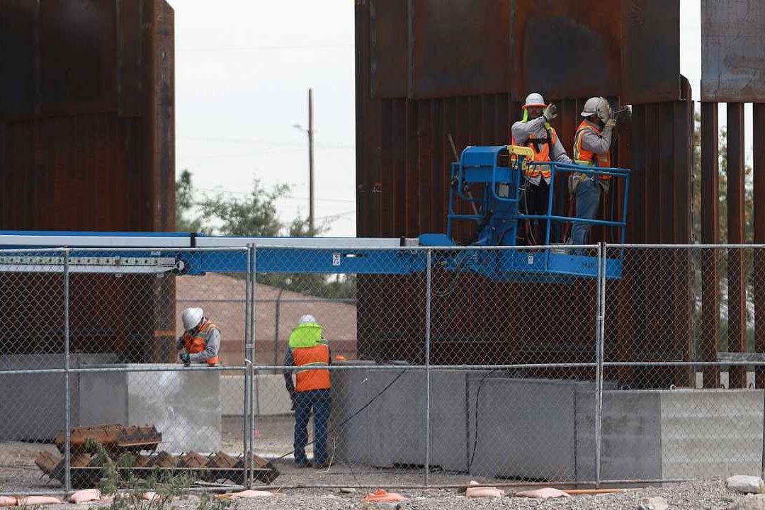 EUA comenzó a reforzar el muro fronterizo en Ciudad Juárez, donde los migrantes que han llegado en la última oleada récord