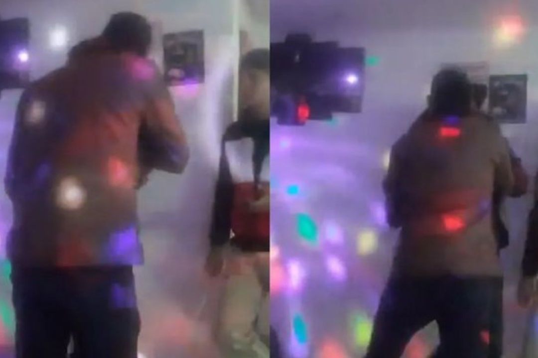 En las imágenes se observa que el hombre que lo atacó conversa un poco con él antes de agredirlo y matarlo Momento del ataque a un cantante en un bar de Colombia. Foto: X @la100fm