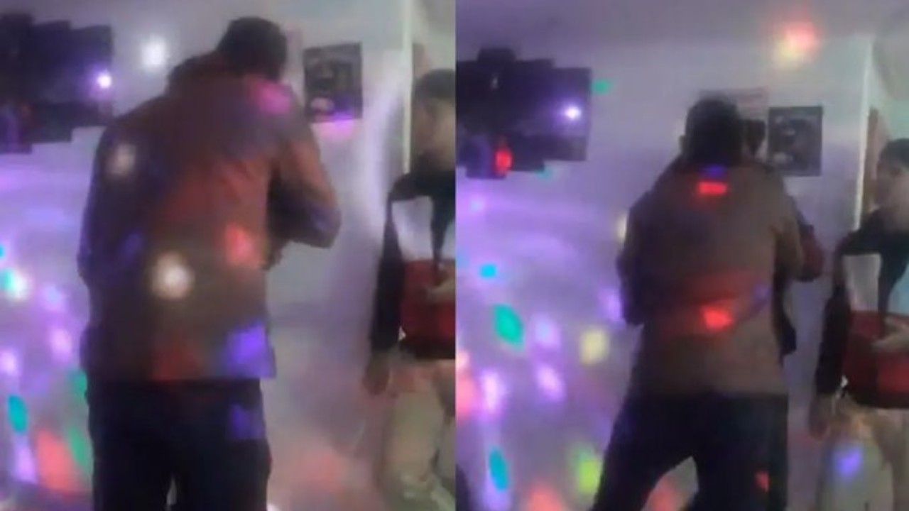 En las imágenes se observa que el hombre que lo atacó conversa un poco con él antes de agredirlo y matarlo Momento del ataque a un cantante en un bar de Colombia. Foto: X @la100fm