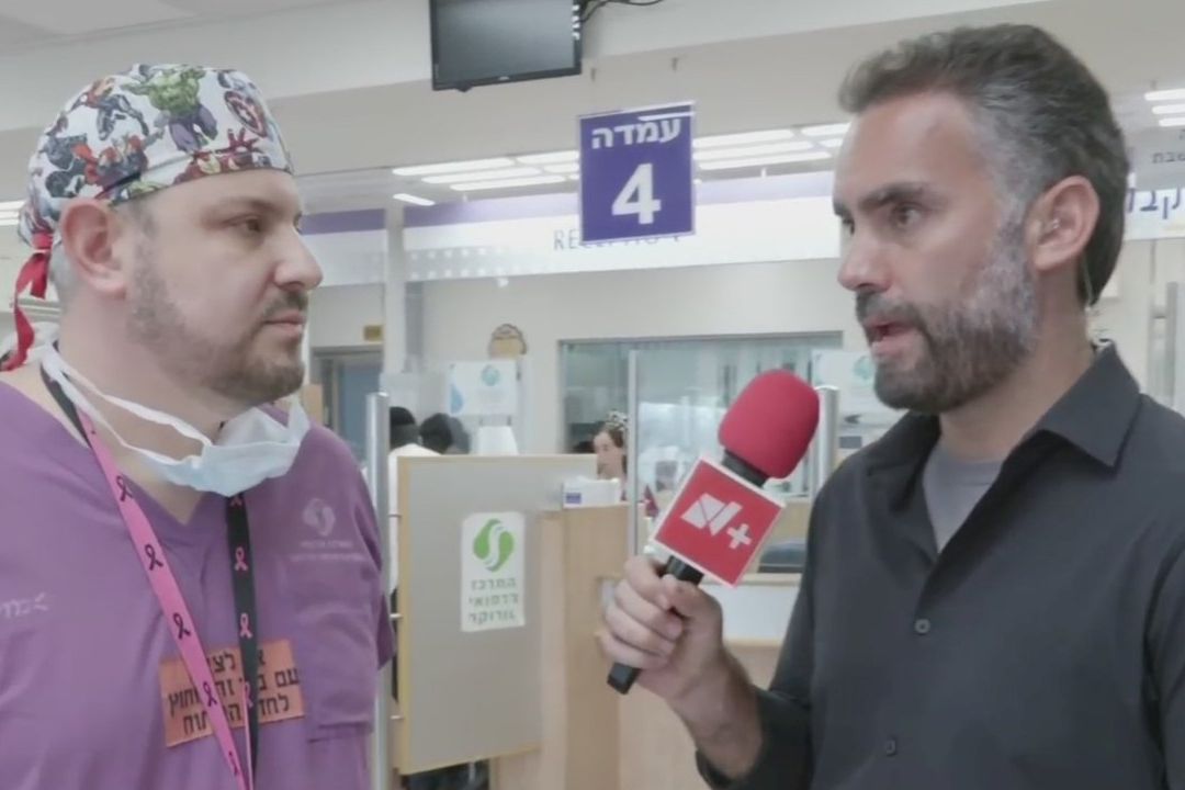 Enrique Acevedo entrevistó al cirujano plástico reconstructivo, nacido en México, Meir Retchkiman, quien trabaja en el hospital de Beer Sheva