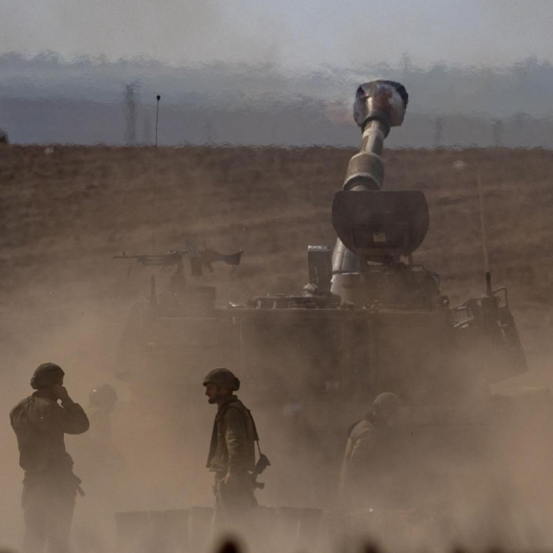 Unidad de artillería israelí dispara hacia Gaza a lo largo de la frontera en el sur