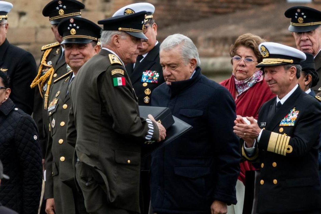 El presidente entregó por su labor a exsecretarios de la Defensa Nacional una presea por el bicentenario del Colegio Militar, entre ellos a Salvador Cienfuegos