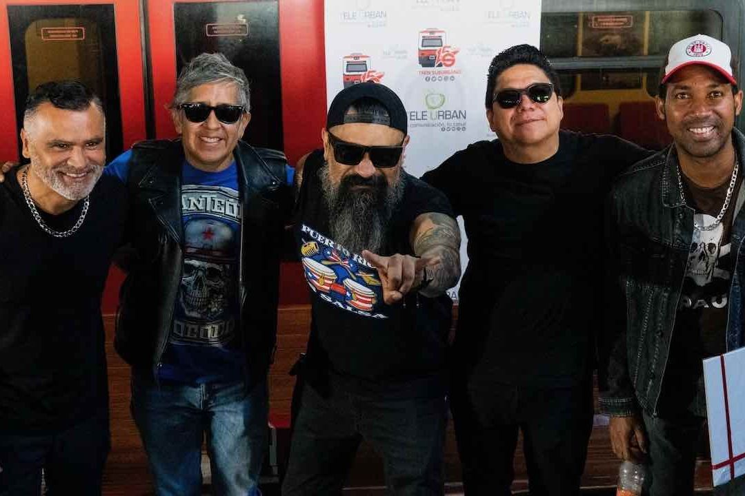 Panteón Rococó tocó en el Tren Suburbano