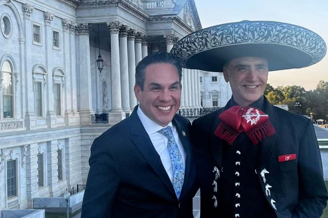 El hijo del legendario Vicente Fernández se encuentra en plena gira en Estados Unidos, bautizada como Amor y Patria
