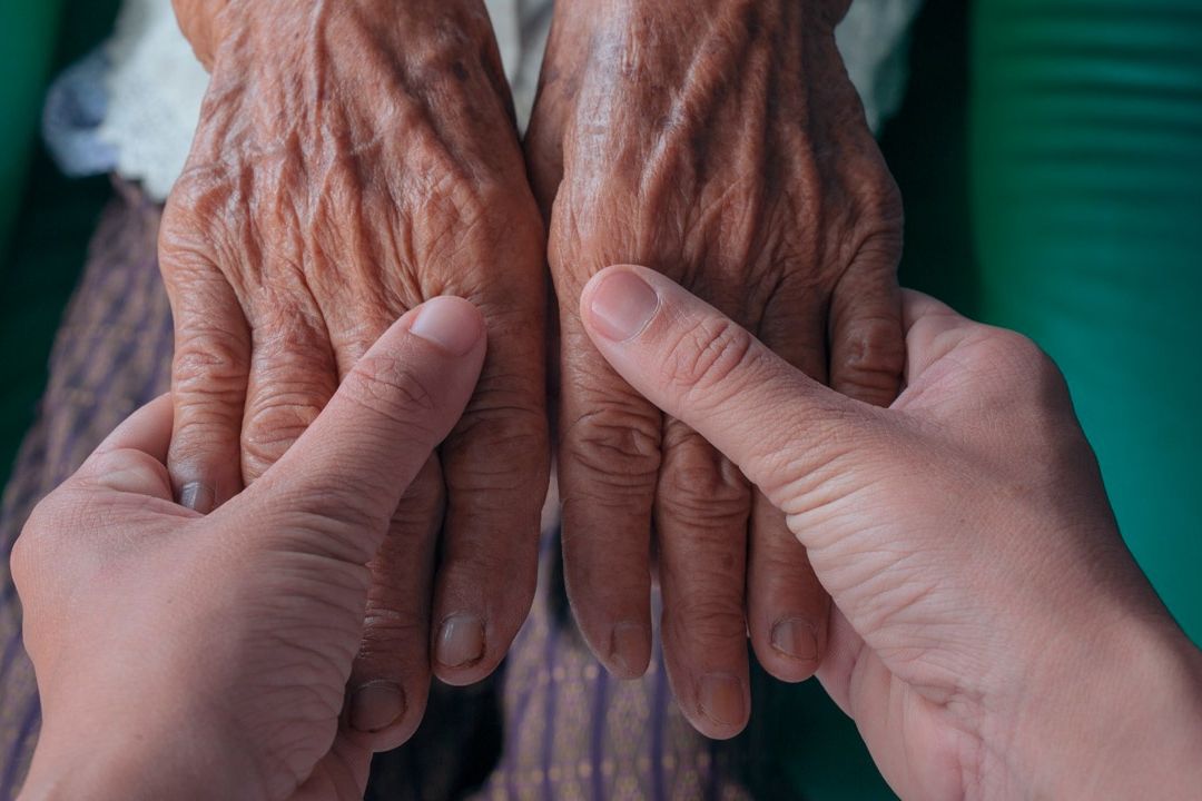 Mujeres mexicanas dedicando tiempo en labores de cuidado en el hogar