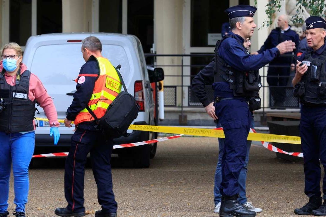 Ataque en Escuela deja a Profesor Muerto y a 2 Heridos en Francia