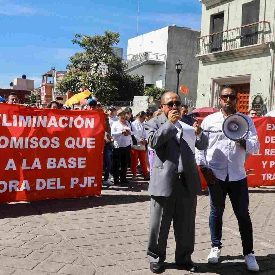 Trabajadores del Poder Judicial protestaron frente a los Juzgados y Tribunales en la ciudad de Oaxaca.