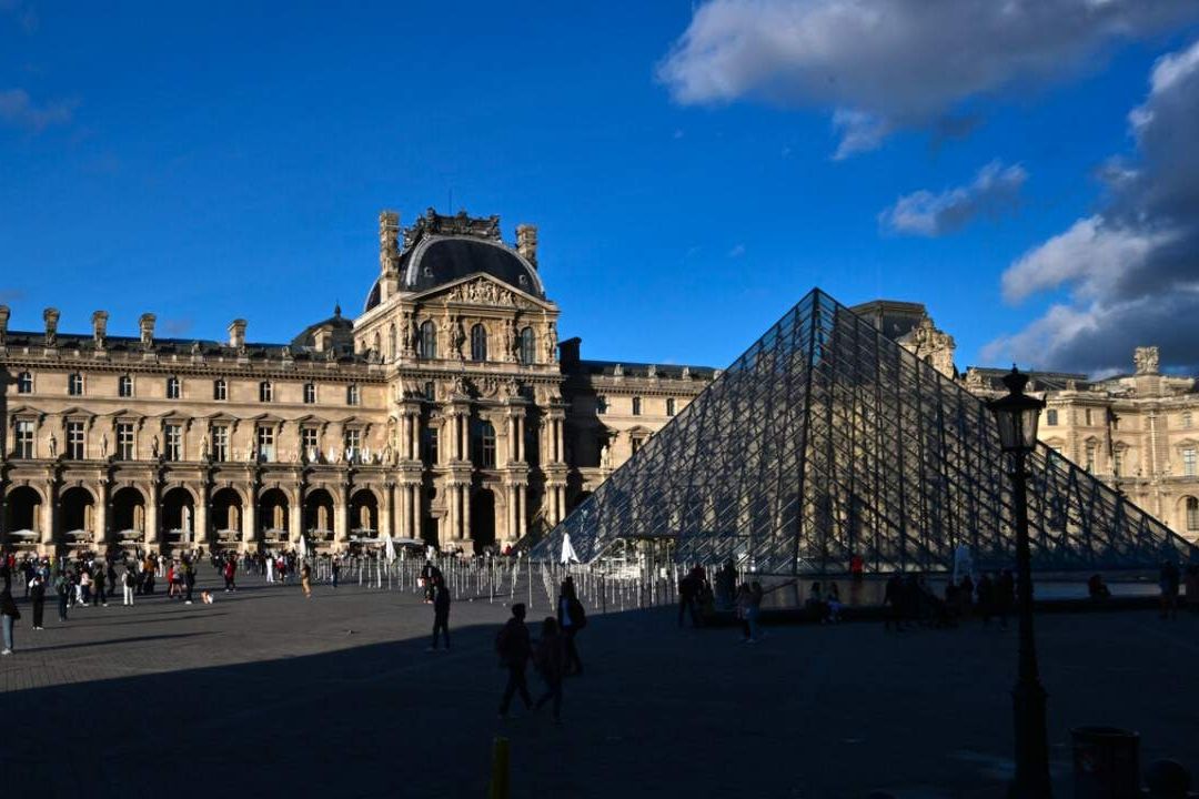 Museo El Louvre es evacuado tras amenaza de atentado