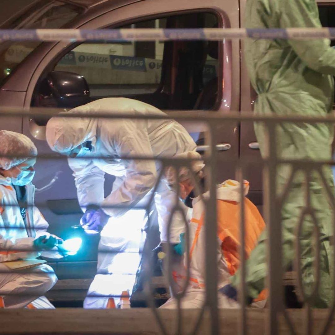 Agentes de policía y forenses belgas trabajan en el lugar de un tiroteo en Bruselas, Bélgica