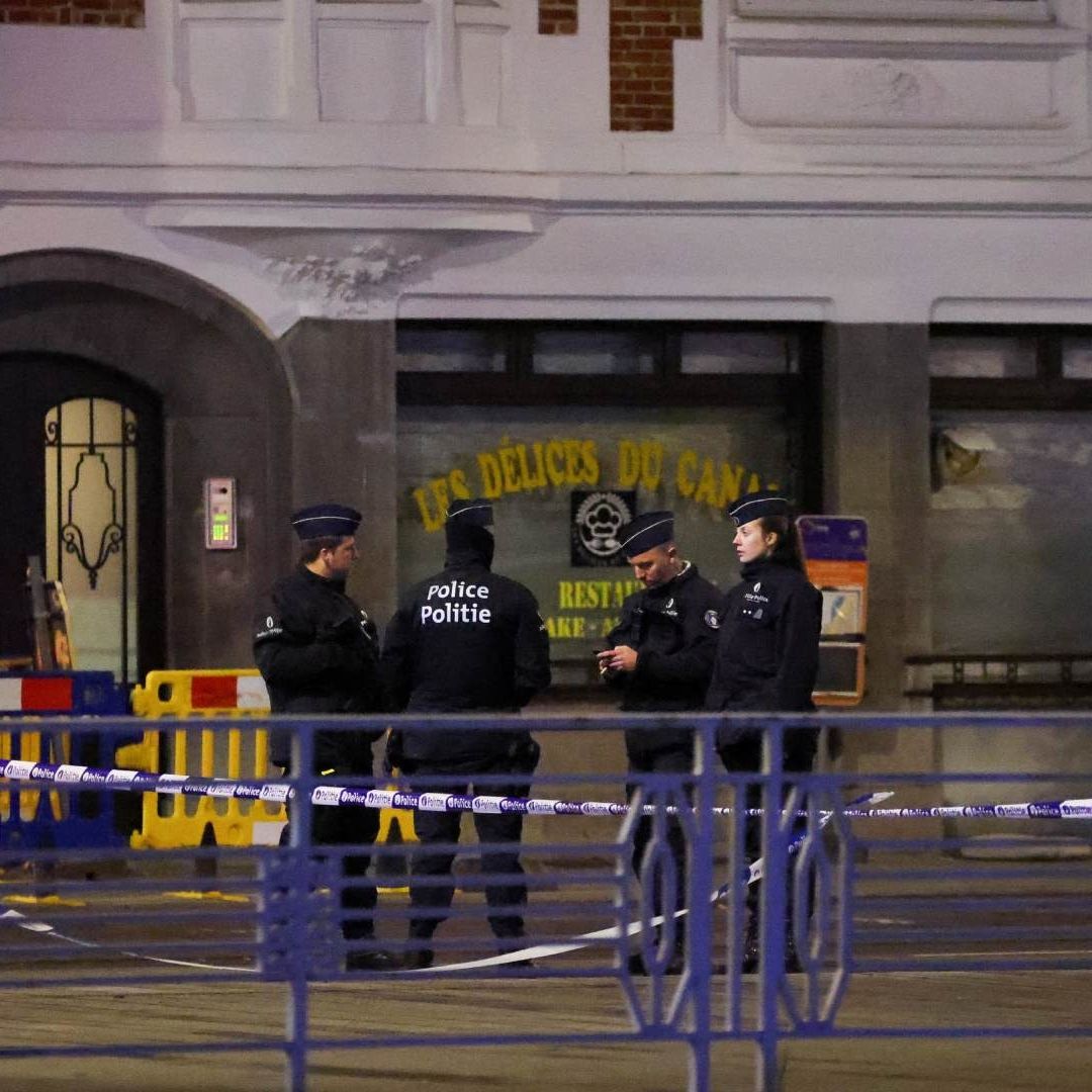 Policías montan cerco de seguridad tras tiroteo en Bruselas, Bélgica.
