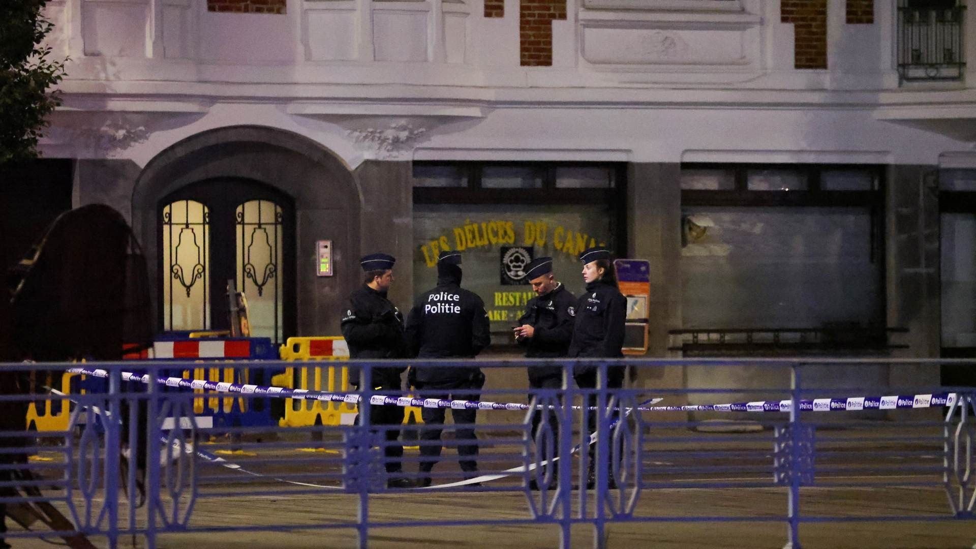Policías montan cerco de seguridad tras tiroteo en Bruselas, Bélgica.