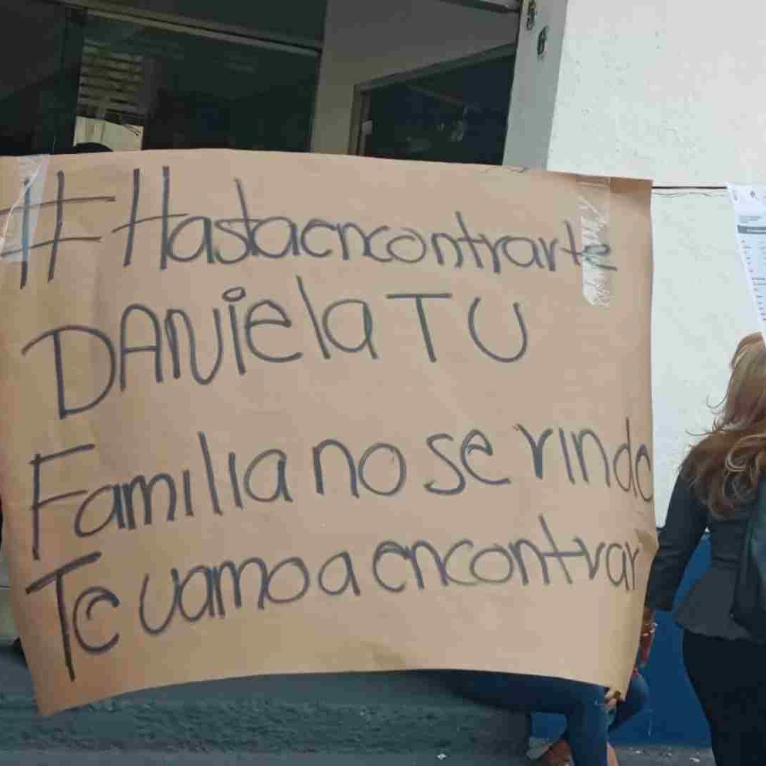 Manifestación afuera de Fipede por la ausencia de una joven