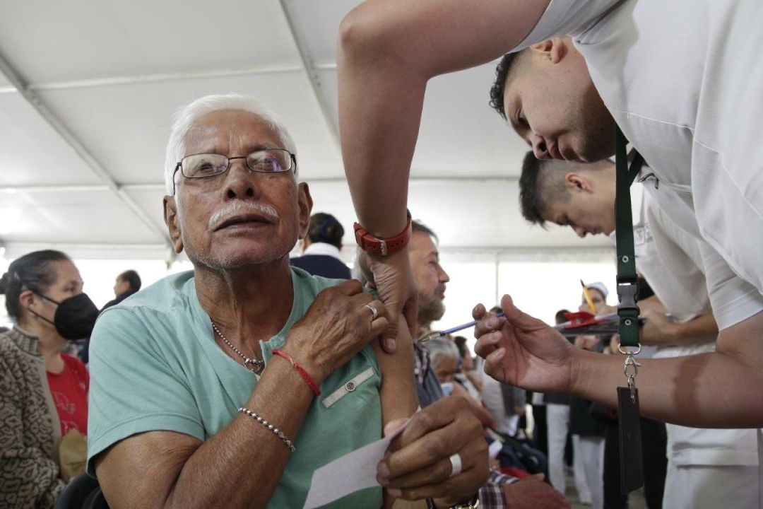 La campaña de vacunación contra el COVID-19 y la Influenza estacional se está realizando en la Ciudad de México