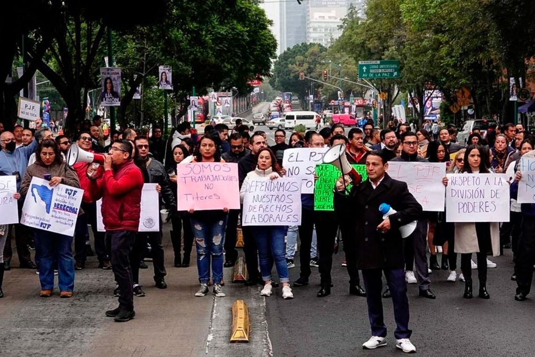 Trabajadores del Poder Judicial de la Federación protestan en las calles de la Ciudad de México