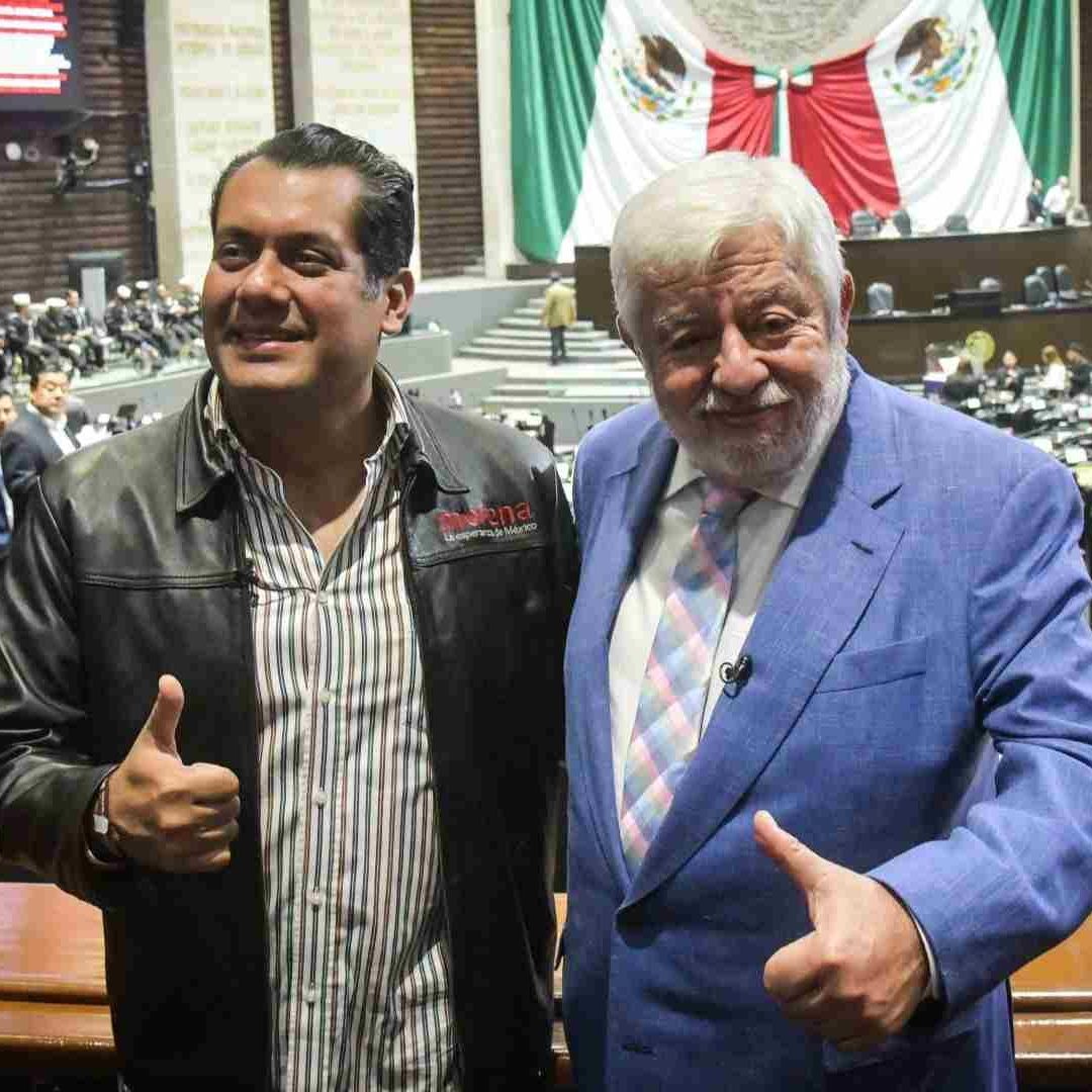 Jaime Maussan, acompañado del diputado Sergio Gutiérrez, en San Lázaro para anunciar una segunda audiencia sobre fenómenos extraterrestres.