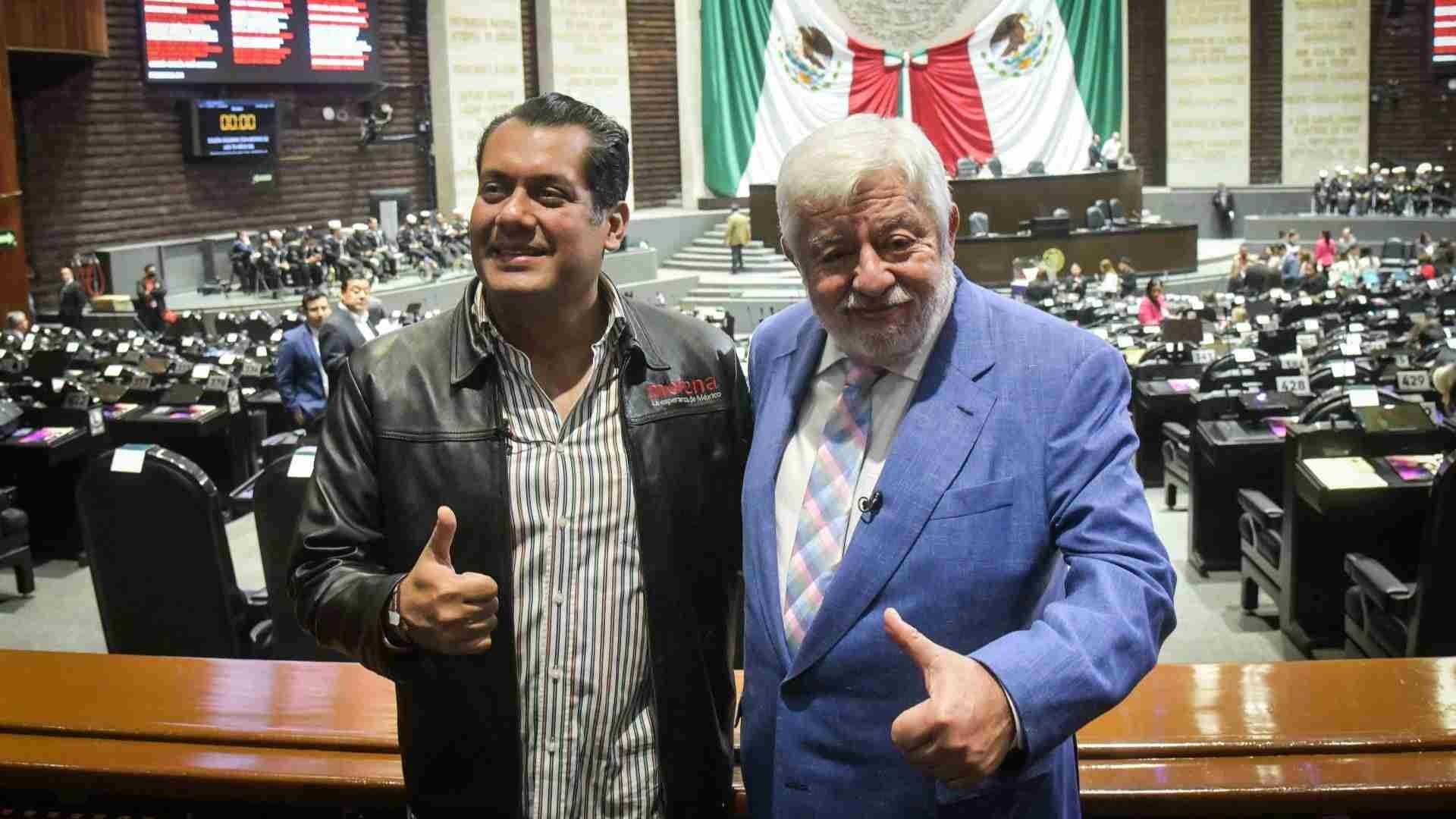Jaime Maussan, acompañado del diputado Sergio Gutiérrez, en San Lázaro para anunciar una segunda audiencia sobre fenómenos extraterrestres.