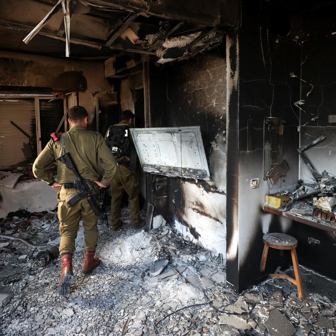 Soldados israelíes revisa una zona atacada por Hamás en Gaza.