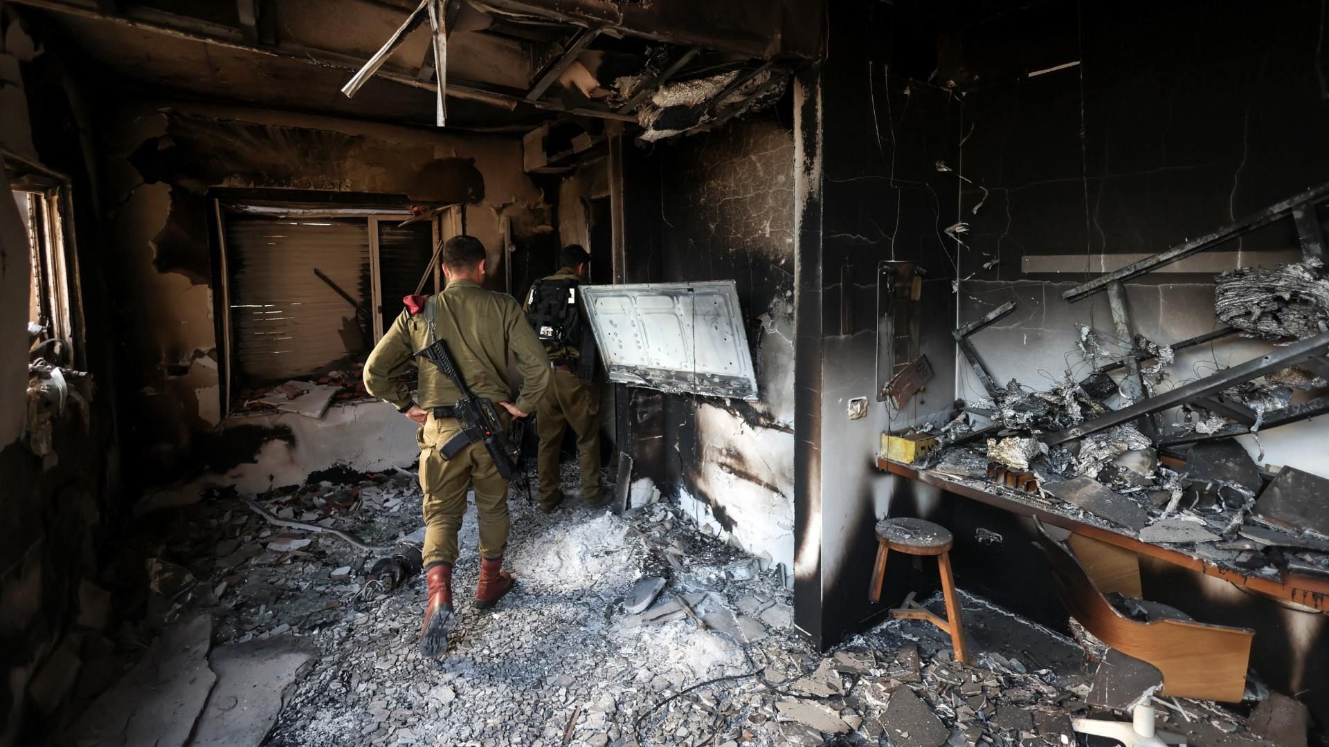 Soldados israelíes revisa una zona atacada por Hamás en Gaza.