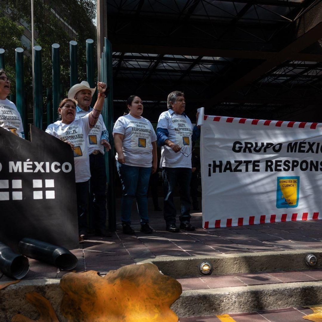 Protesta de ciudadanos en CDMX por contaminación del Río Sonora en agosto de 2022.