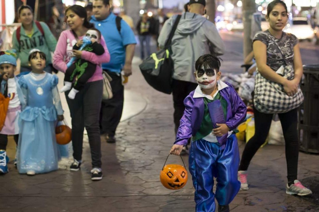 Halloween ha ganado popularidad en México al estar relacionada con la muerte y por su cercanía al Día de Muertos