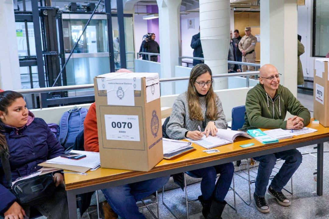 Urnas electorales en Argentina, preparadas para votación.