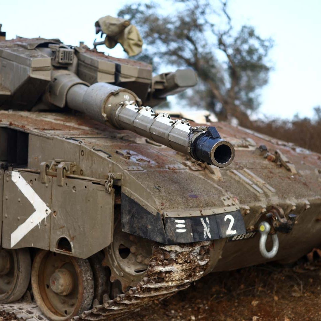 Un tanque israelí toma posición en la frontera con Líbano.