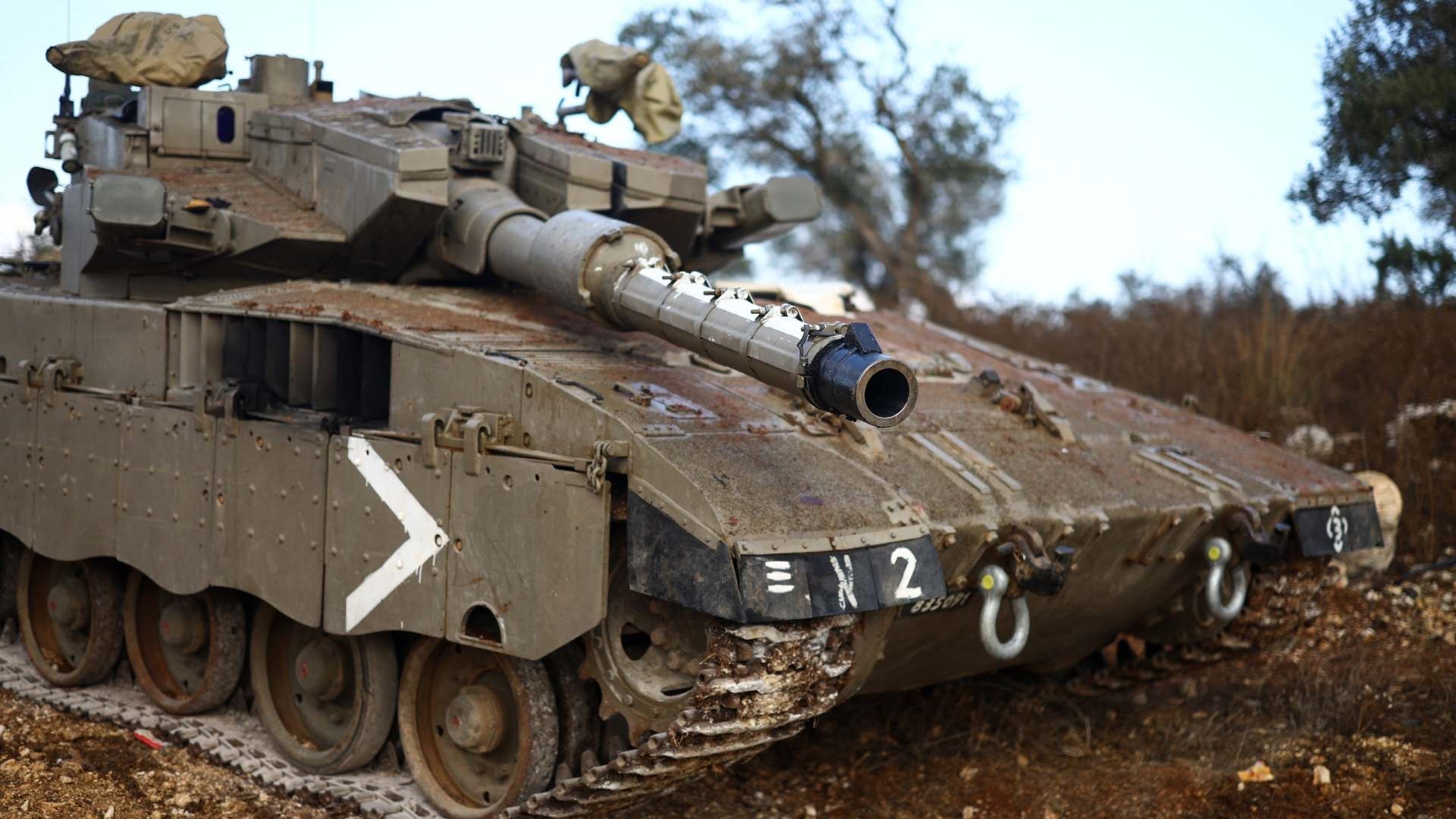 Un tanque israelí toma posición en la frontera con Líbano.