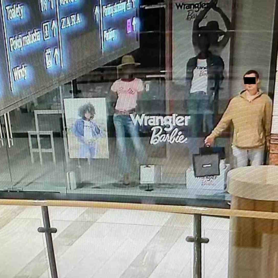 Hombre Se Hace Pasar por Maniquí Para Robar Centro Comercial