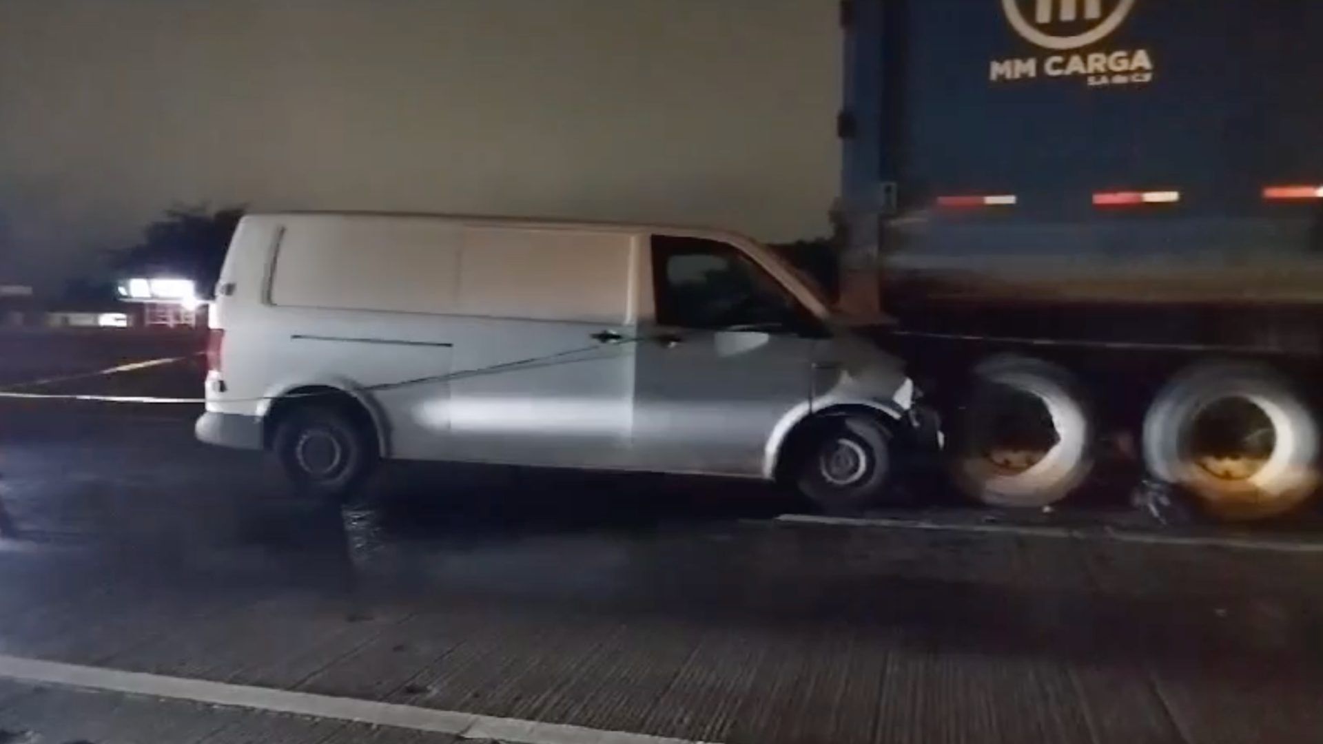 Hombre muere tras impactarse contra tráiler en autopista Córdoba-Orizaba